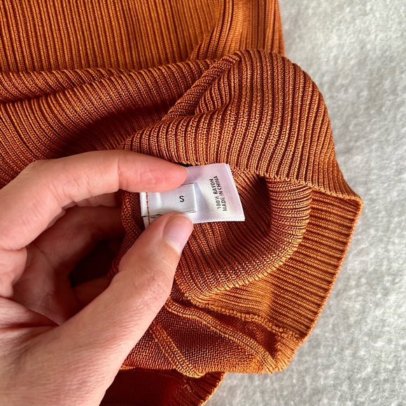 St. John Rib Knit Crewneck Shell - Picture 4 of 6